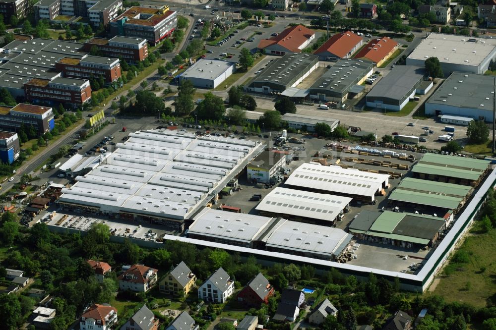 Luftbild Berlin - Gebäude des Baumarktes der Possling GmbH & Co.KG Mahlsdorf Landsberger Straße im Stadtteil Mahlsdorf in Berlin