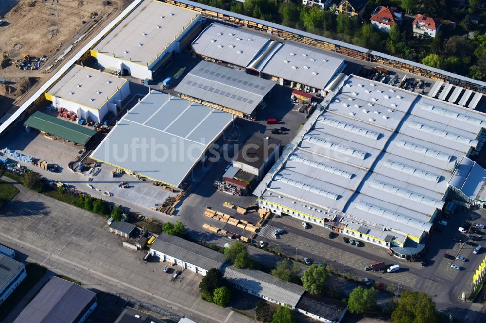 Berlin von oben - Gebäude des Baumarktes der Possling GmbH & Co.KG im Stadtteil Mahlsdorf in Berlin