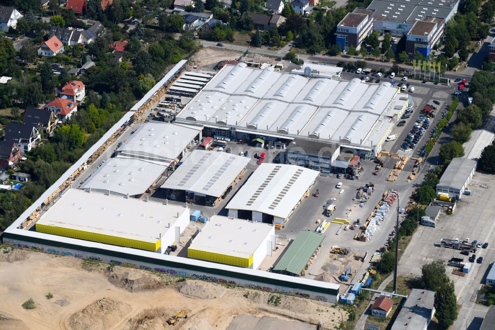 Luftaufnahme Berlin - Gebäude des Baumarktes der Possling GmbH & Co. KG an der Landsberger Straße in Mahlsdorf im Bundesland Berlin, Deutschland