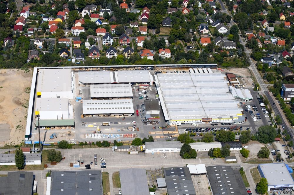 Luftbild Berlin - Gebäude des Baumarktes der Possling GmbH & Co. KG an der Landsberger Straße in Mahlsdorf im Bundesland Berlin, Deutschland