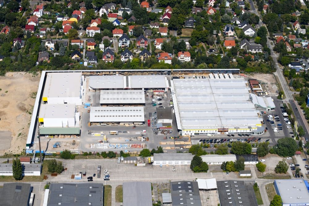 Luftaufnahme Berlin - Gebäude des Baumarktes der Possling GmbH & Co. KG an der Landsberger Straße in Mahlsdorf im Bundesland Berlin, Deutschland