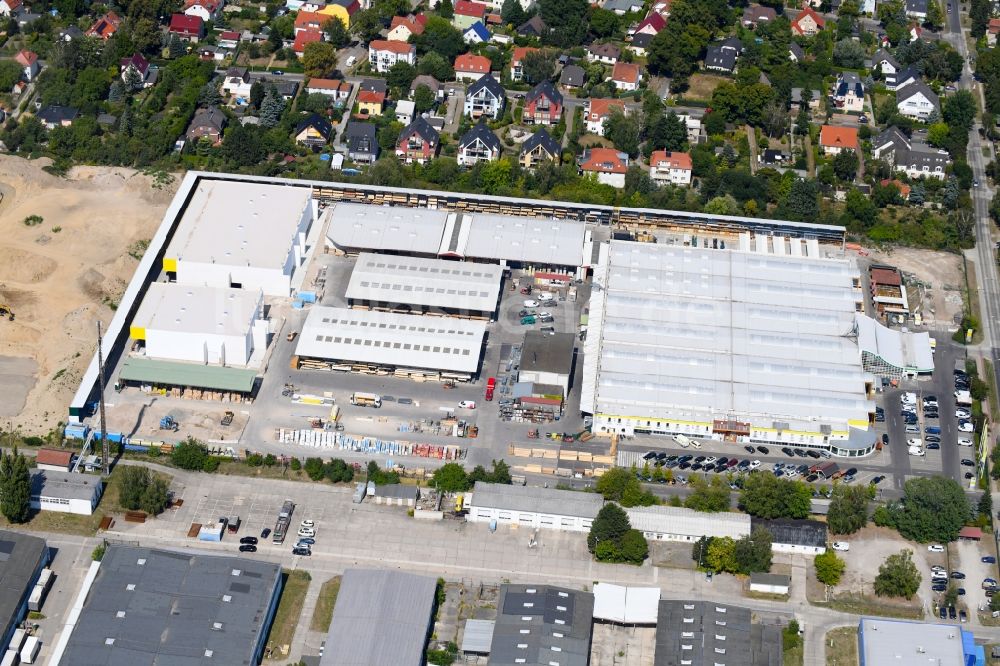 Berlin von oben - Gebäude des Baumarktes der Possling GmbH & Co. KG an der Landsberger Straße in Mahlsdorf im Bundesland Berlin, Deutschland