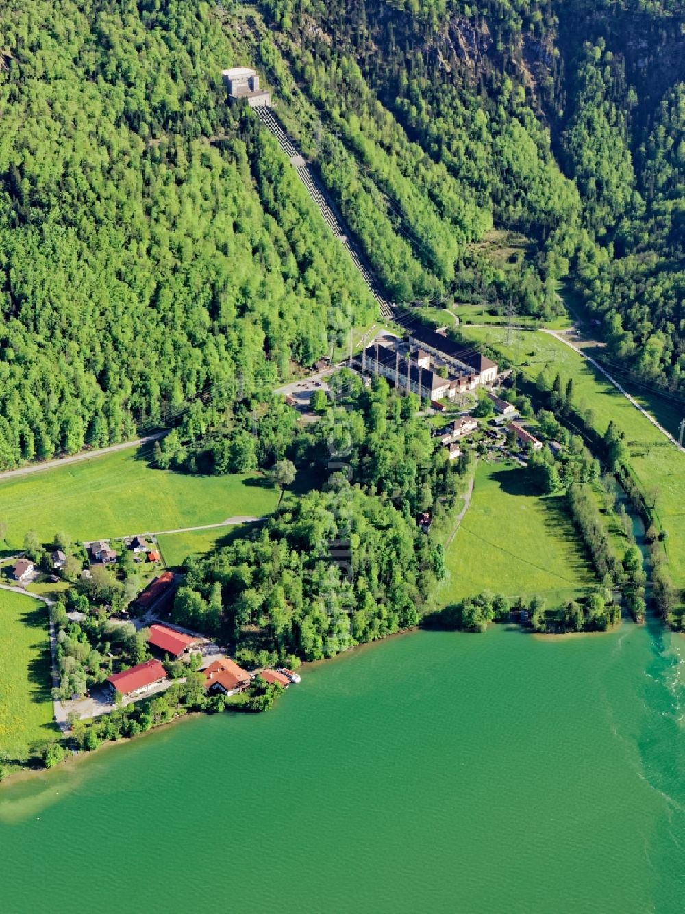 Kochel am See von oben - Gebäude- Bauwerke und Rohrleitungen des Walchensee- Wasserkraftwerks bei Kochel am Kochselsee im Bundesland Bayern, Deutschland