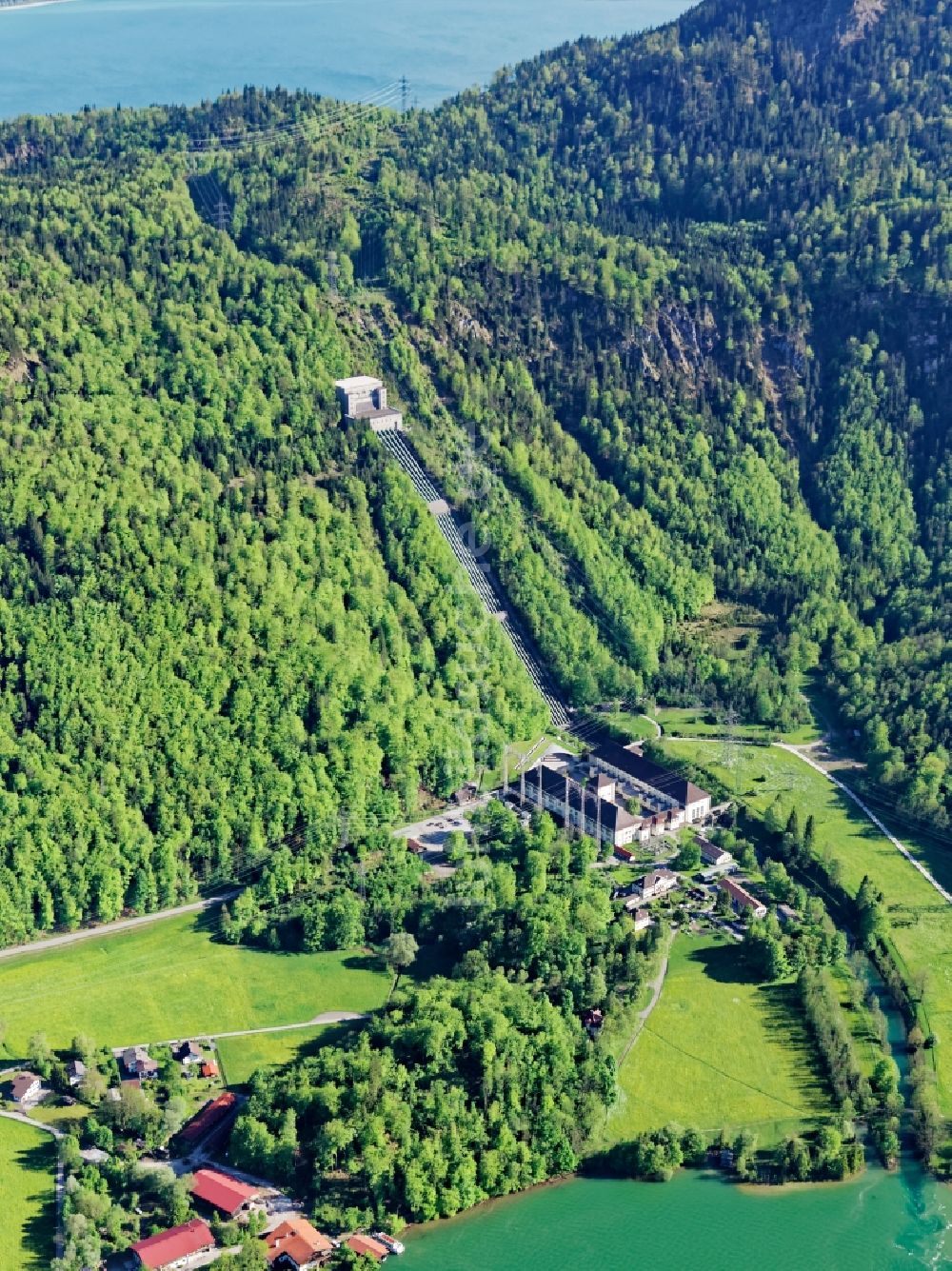 Kochel am See aus der Vogelperspektive: Gebäude- Bauwerke und Rohrleitungen des Walchensee- Wasserkraftwerks bei Kochel am Kochselsee im Bundesland Bayern, Deutschland