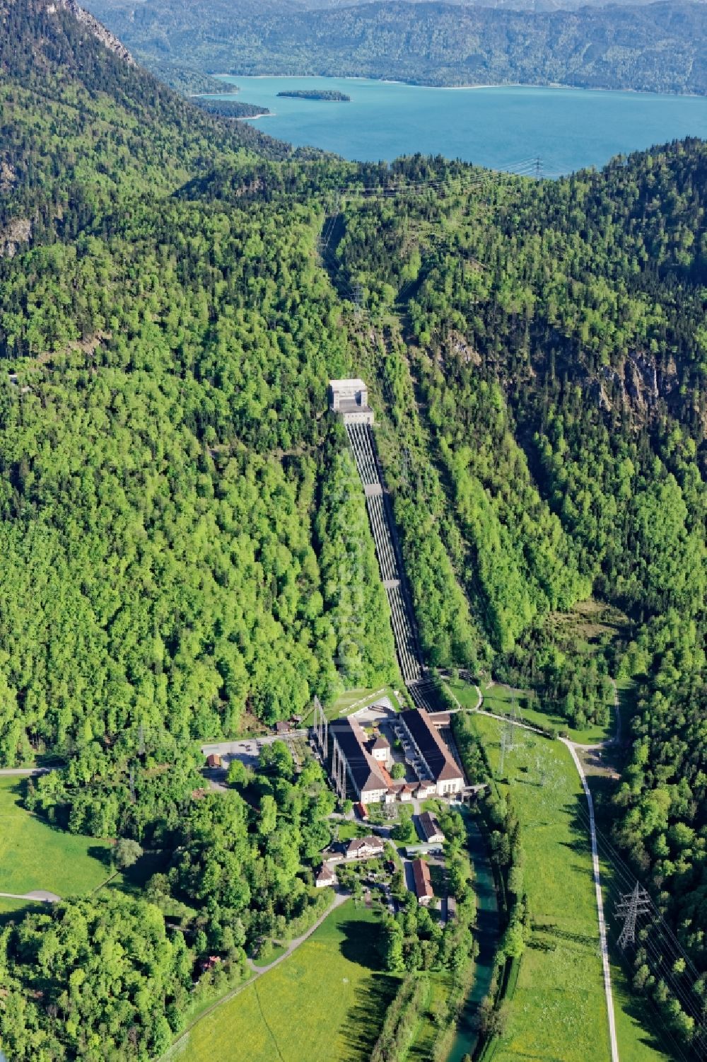 Kochel am See von oben - Gebäude- Bauwerke und Rohrleitungen des Walchensee- Wasserkraftwerks bei Kochel am Kochselsee im Bundesland Bayern, Deutschland