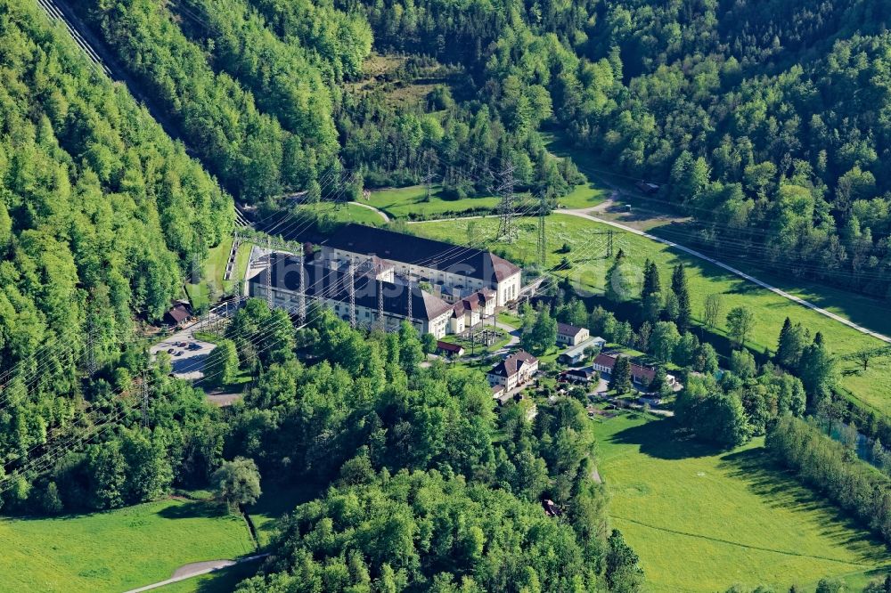 Luftbild Kochel am See - Gebäude- Bauwerke und Rohrleitungen des Walchensee- Wasserkraftwerks bei Kochel am Kochselsee im Bundesland Bayern, Deutschland