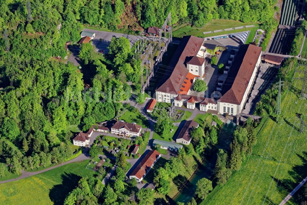 Kochel am See von oben - Gebäude- Bauwerke und Rohrleitungen des Walchensee- Wasserkraftwerks bei Kochel am Kochselsee im Bundesland Bayern, Deutschland