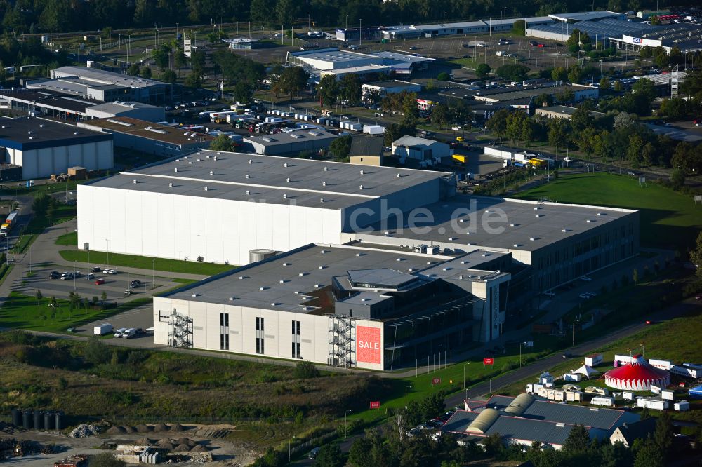 Luftaufnahme Dahlwitz-Hoppegarten - Gebäude des Bekleidungsgeschäft Europazentrale Clinton in Dahlwitz-Hoppegarten im Bundesland Brandenburg, Deutschland