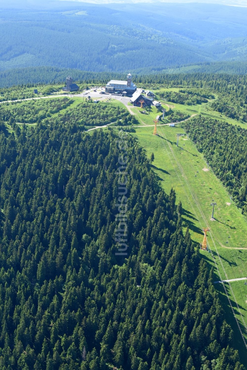 Oberwiesenthal von oben - Gebäude des Besucherzentrums auf der Bergkuppe des Fichtelberg in Oberwiesenthal im Bundesland Sachsen, Deutschland