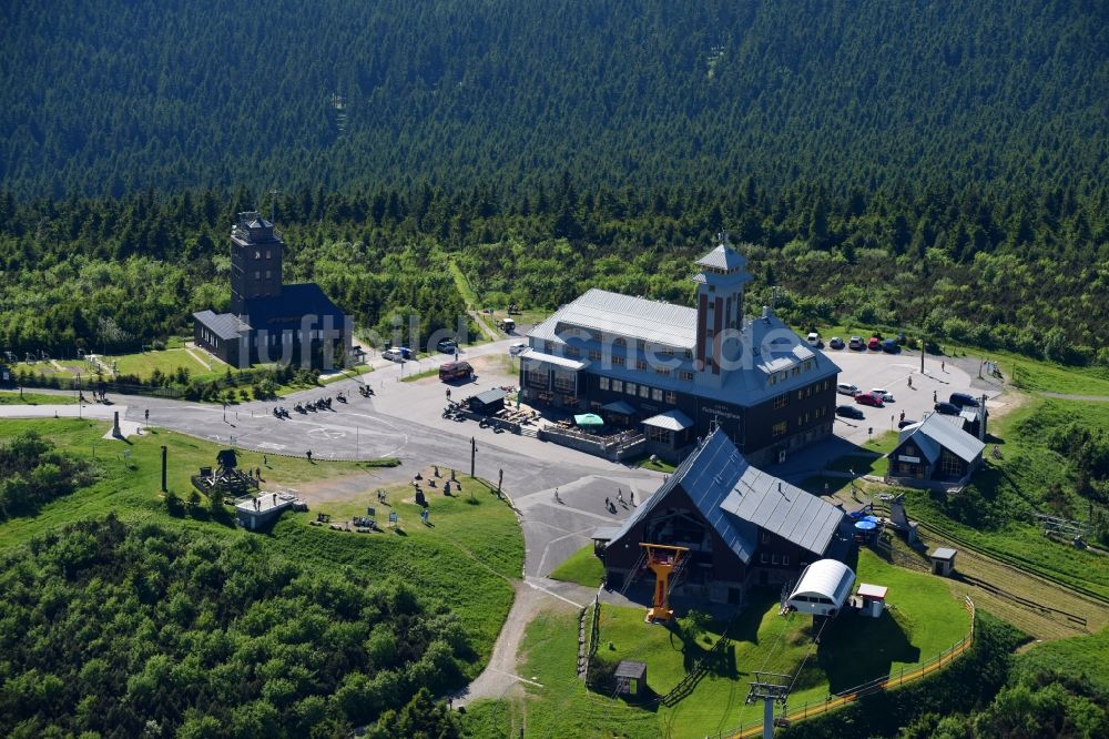 Oberwiesenthal von oben - Gebäude des Besucherzentrums auf der Bergkuppe des Fichtelberg in Oberwiesenthal im Bundesland Sachsen, Deutschland