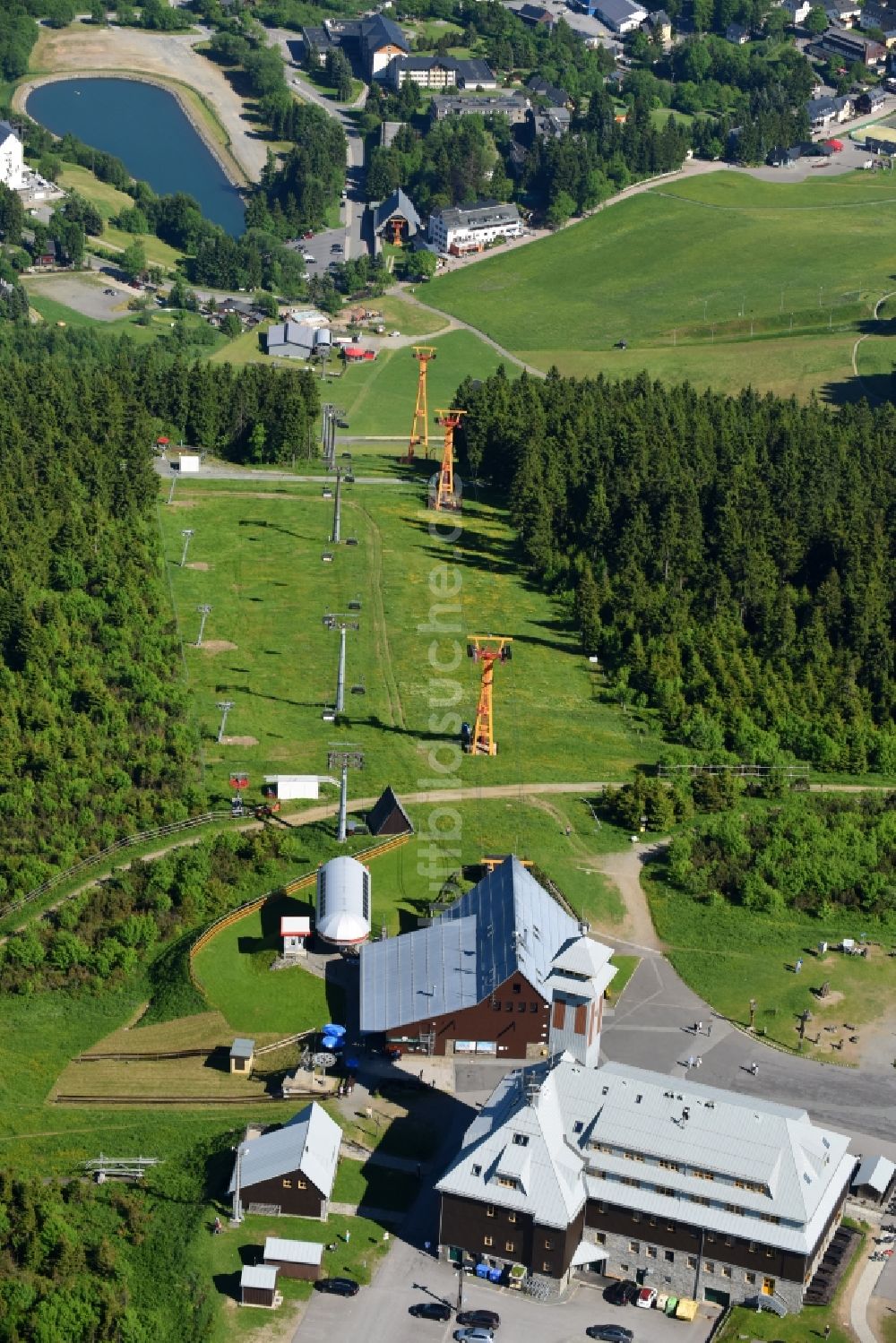 Oberwiesenthal von oben - Gebäude des Besucherzentrums auf der Bergkuppe des Fichtelberg in Oberwiesenthal im Bundesland Sachsen, Deutschland