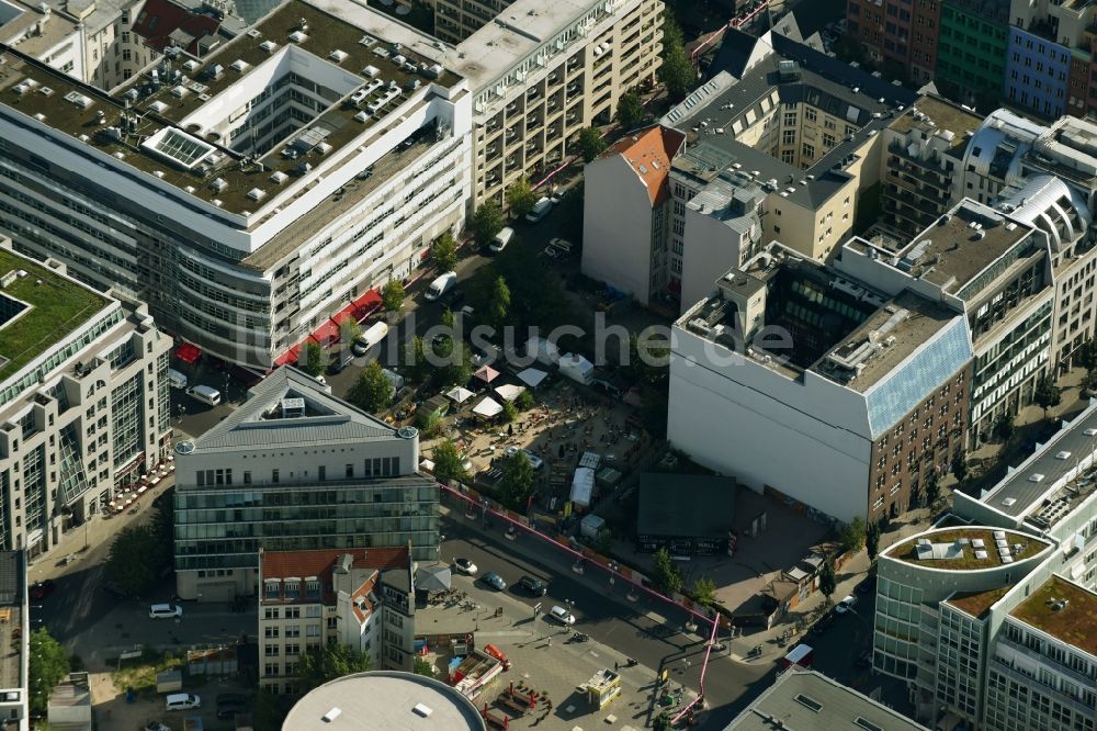 Berlin von oben - Gebäude des Besucherzentrums und ehemaligen Grenzüberganges Checkpoint Charlie an der Friedrichstraße - Schützenstraße - Mauerstraße - Zimmerstraße im Ortsteil Mitte in Berlin, Deutschland