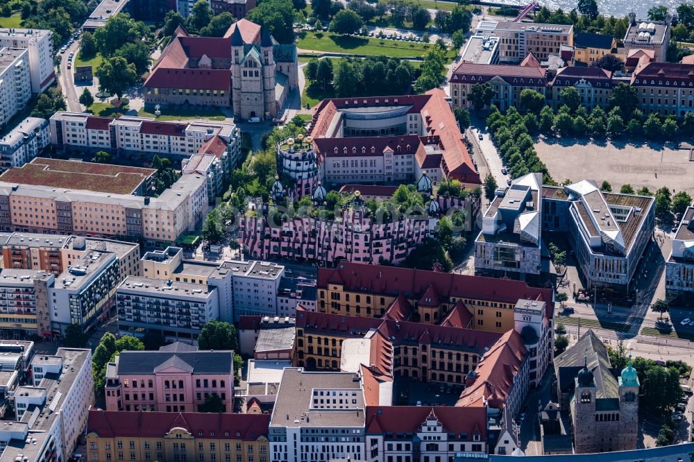 Luftaufnahme Magdeburg - Gebäude des Besucherzentrums Grüne Zitadelle von Friedensreich Hundertwasser in Magdeburg im Bundesland Sachsen-Anhalt, Deutschland