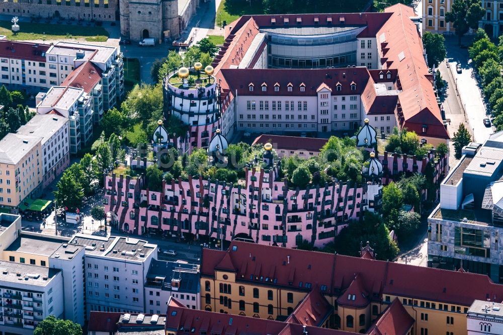 Magdeburg von oben - Gebäude des Besucherzentrums Grüne Zitadelle von Friedensreich Hundertwasser in Magdeburg im Bundesland Sachsen-Anhalt, Deutschland