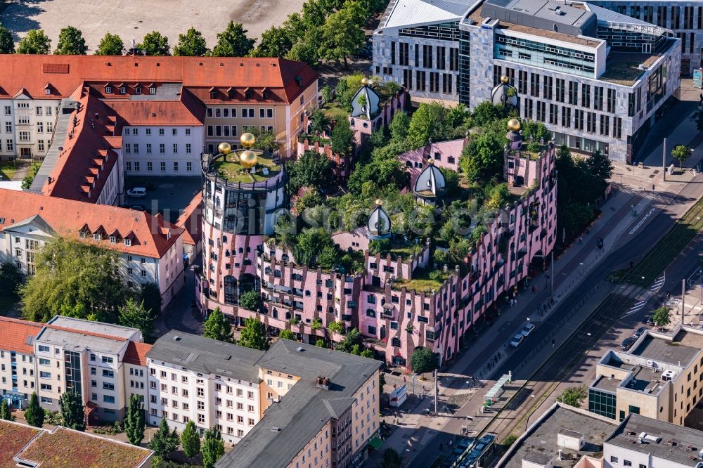 Magdeburg aus der Vogelperspektive: Gebäude des Besucherzentrums Grüne Zitadelle von Friedensreich Hundertwasser in Magdeburg im Bundesland Sachsen-Anhalt, Deutschland