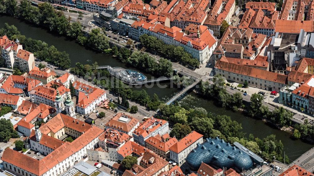 Luftbild Graz - Gebäude des Besucherzentrums auf der Murinsel in Graz in Steiermark, Österreich