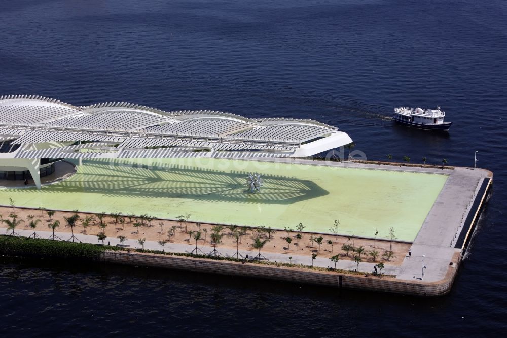 Rio de Janeiro aus der Vogelperspektive: Gebäude des Besucherzentrums „Museum of Tomorrow“ an der Uferpromenade in Rio de Janeiro in Rio de Janeiro, Brasilien