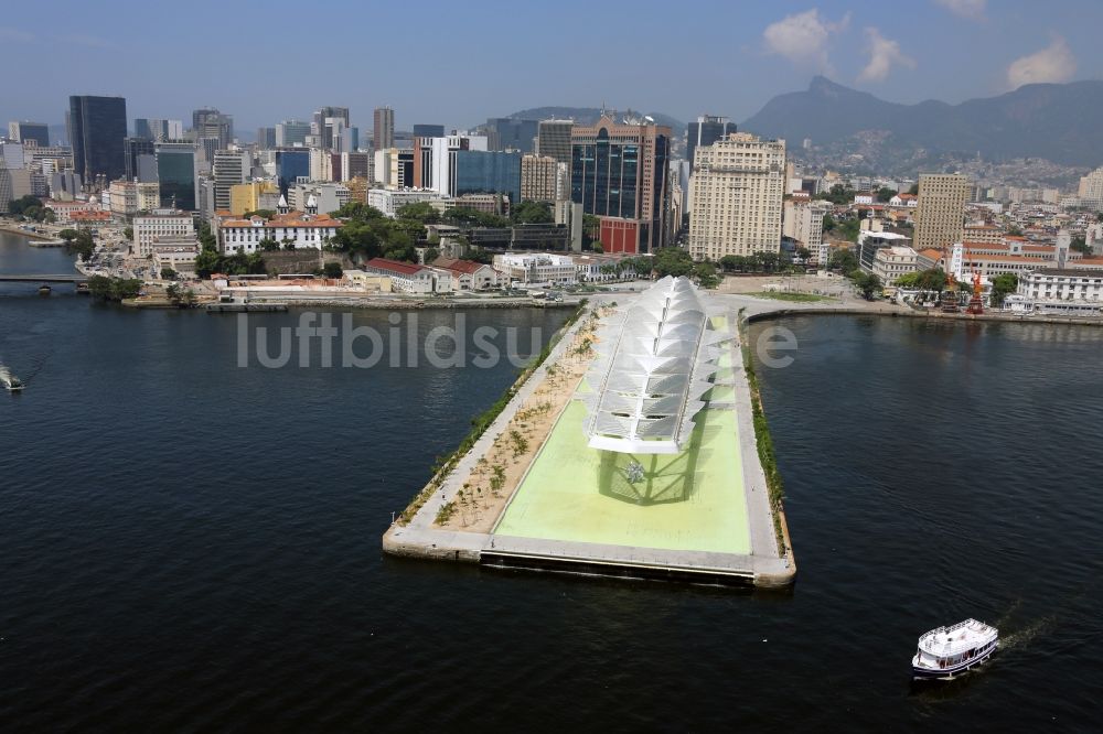 Rio de Janeiro von oben - Gebäude des Besucherzentrums „Museum of Tomorrow“ an der Uferpromenade in Rio de Janeiro in Rio de Janeiro, Brasilien