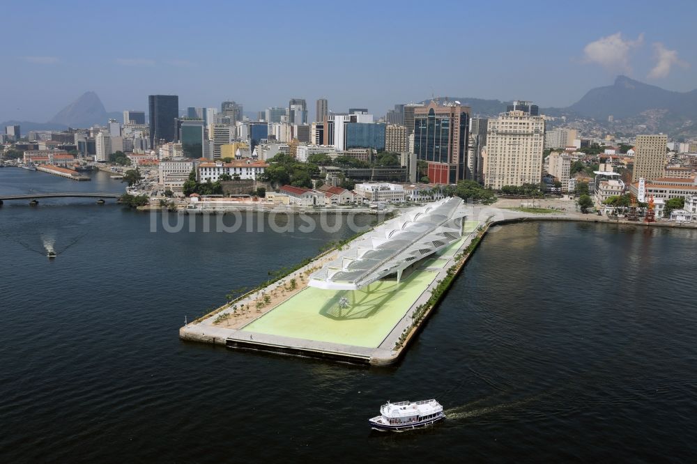 Rio de Janeiro aus der Vogelperspektive: Gebäude des Besucherzentrums „Museum of Tomorrow“ an der Uferpromenade in Rio de Janeiro in Rio de Janeiro, Brasilien