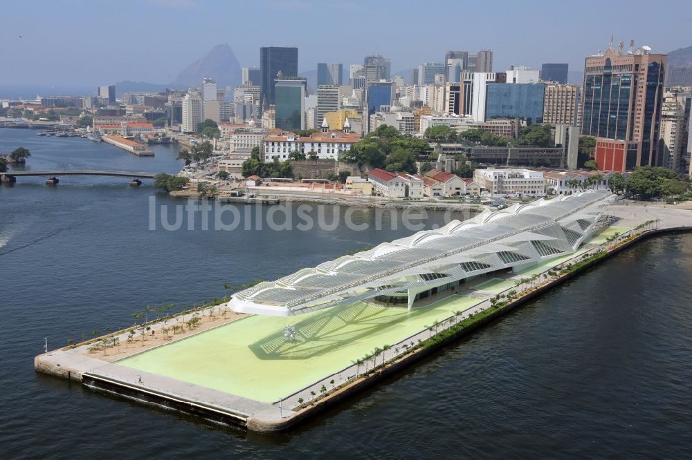 Rio de Janeiro von oben - Gebäude des Besucherzentrums „Museum of Tomorrow“ an der Uferpromenade in Rio de Janeiro in Rio de Janeiro, Brasilien