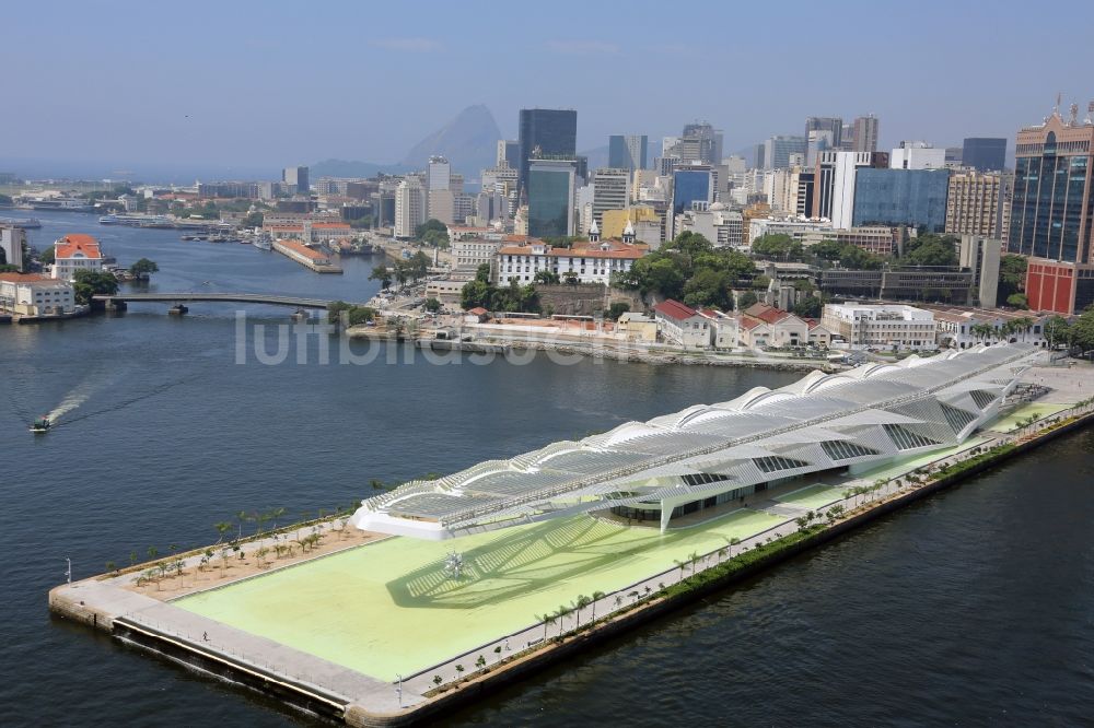 Rio de Janeiro aus der Vogelperspektive: Gebäude des Besucherzentrums „Museum of Tomorrow“ an der Uferpromenade in Rio de Janeiro in Rio de Janeiro, Brasilien