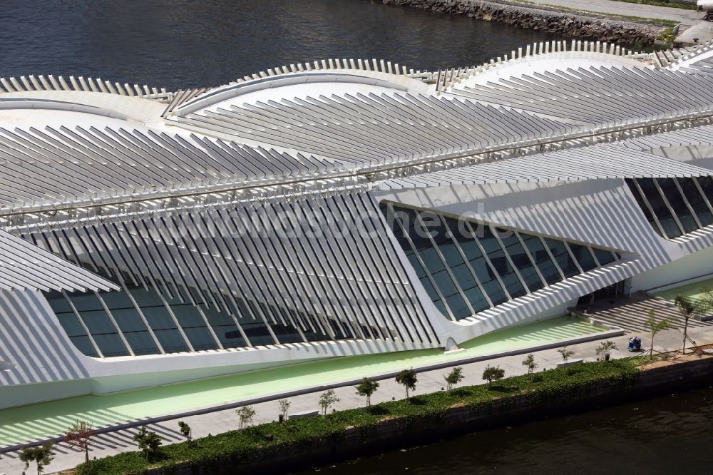 Rio de Janeiro aus der Vogelperspektive: Gebäude des Besucherzentrums „Museum of Tomorrow“ an der Uferpromenade in Rio de Janeiro in Rio de Janeiro, Brasilien