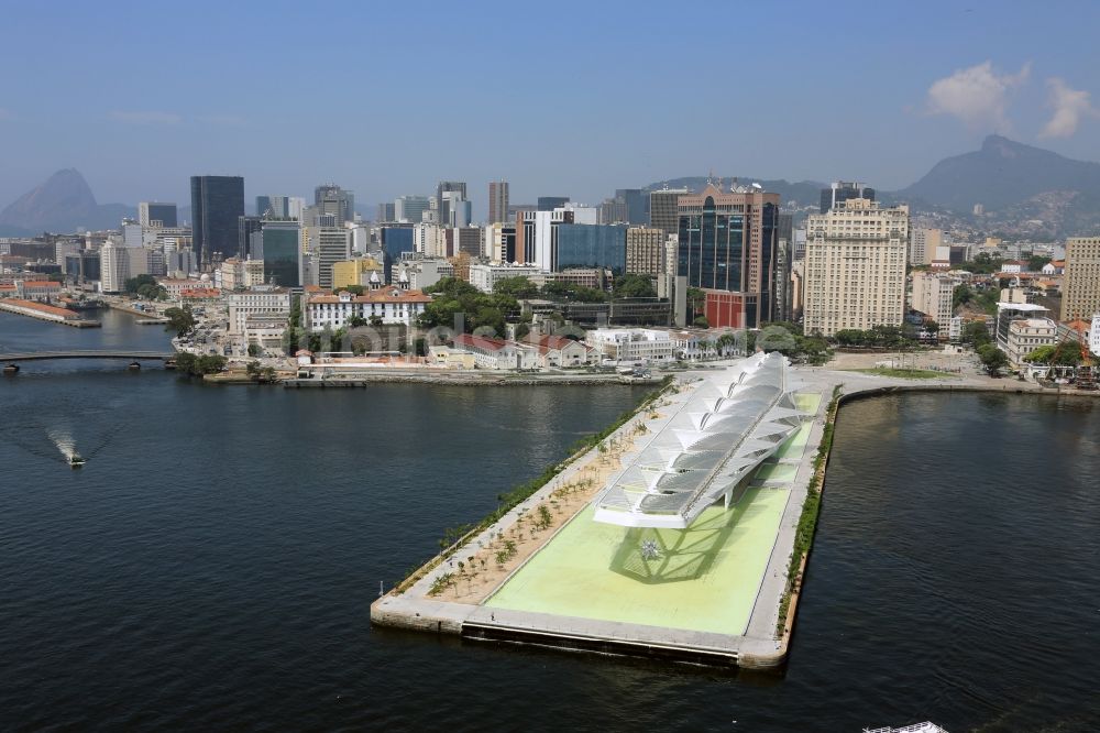 Rio de Janeiro von oben - Gebäude des Besucherzentrums „Museum of Tomorrow“ an der Uferpromenade in Rio de Janeiro in Rio de Janeiro, Brasilien