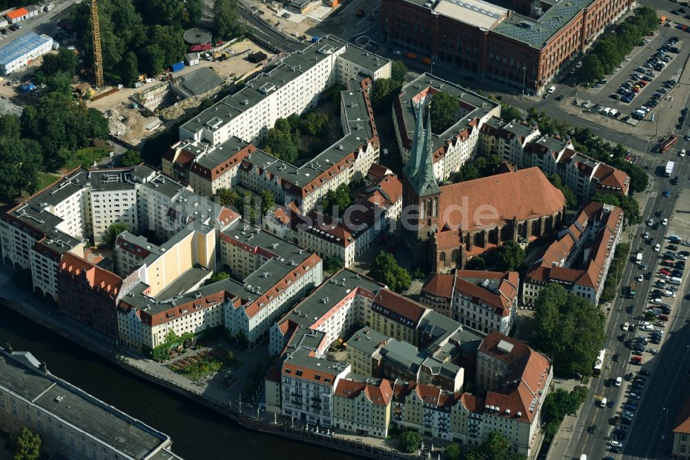 Luftbild Berlin - Gebäude des Besucherzentrums Nikolaiviertel mit dem Ephraim-Palais an der Poststraße im Ortsteil Mitte in Berlin, Deutschland