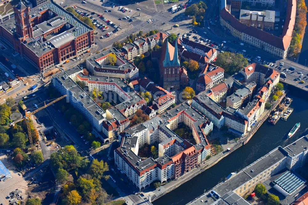 Luftbild Berlin - Gebäude des Besucherzentrums Nikolaiviertel mit dem Ephraim-Palais an der Poststraße im Ortsteil Mitte in Berlin, Deutschland