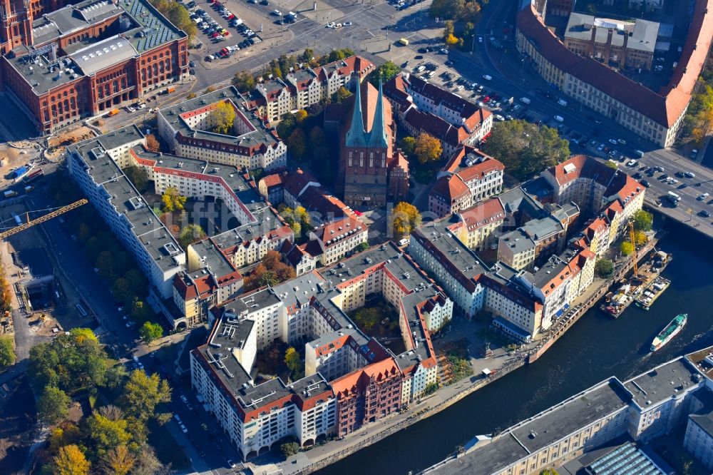 Luftaufnahme Berlin - Gebäude des Besucherzentrums Nikolaiviertel mit dem Ephraim-Palais an der Poststraße im Ortsteil Mitte in Berlin, Deutschland