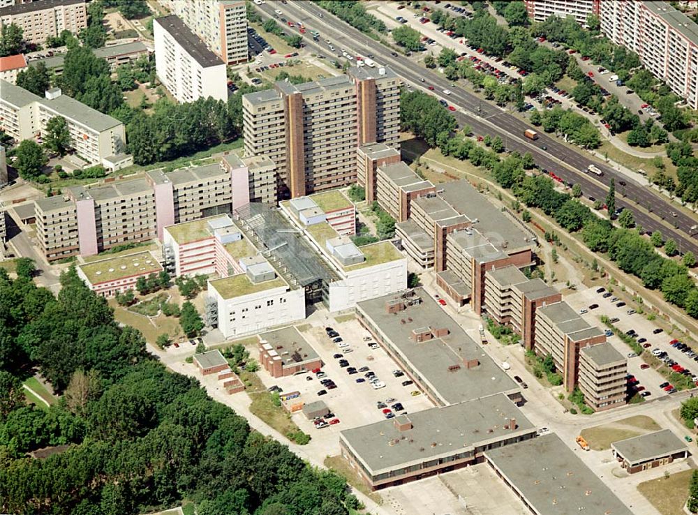 Berlin-Lichtenberg aus der Vogelperspektive: Gebäude des Bezirksamtes Berlin- Hohenschönhausen (ehemaliges Ministerium für Staatssicherheit der DDR) an der B1 in Berlin Lichtenberg