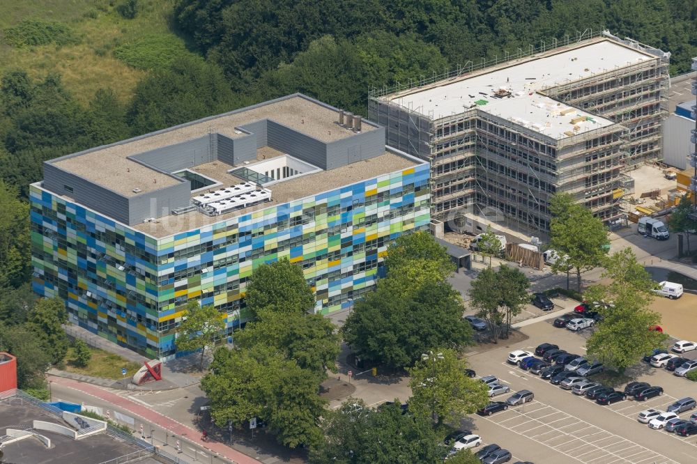 Bochum aus der Vogelperspektive: Gebäude des Biomedizinzentrum in der Universitätsstraße in Bochum in Nordrhein-Westfalen