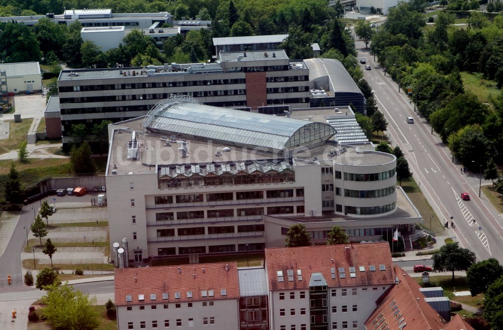 Luftaufnahme Halle / Saale - Gebäude des Biozentrum der Martin-Luther-Universität Halle-Wittenberg am Weinbergweg in Halle (Saale) in Sachsen-Anhalt