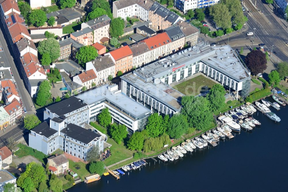 Berlin von oben - Gebäude und Bootsanlegestelle an der Dahme im Stadtteil Köpenick in Berlin