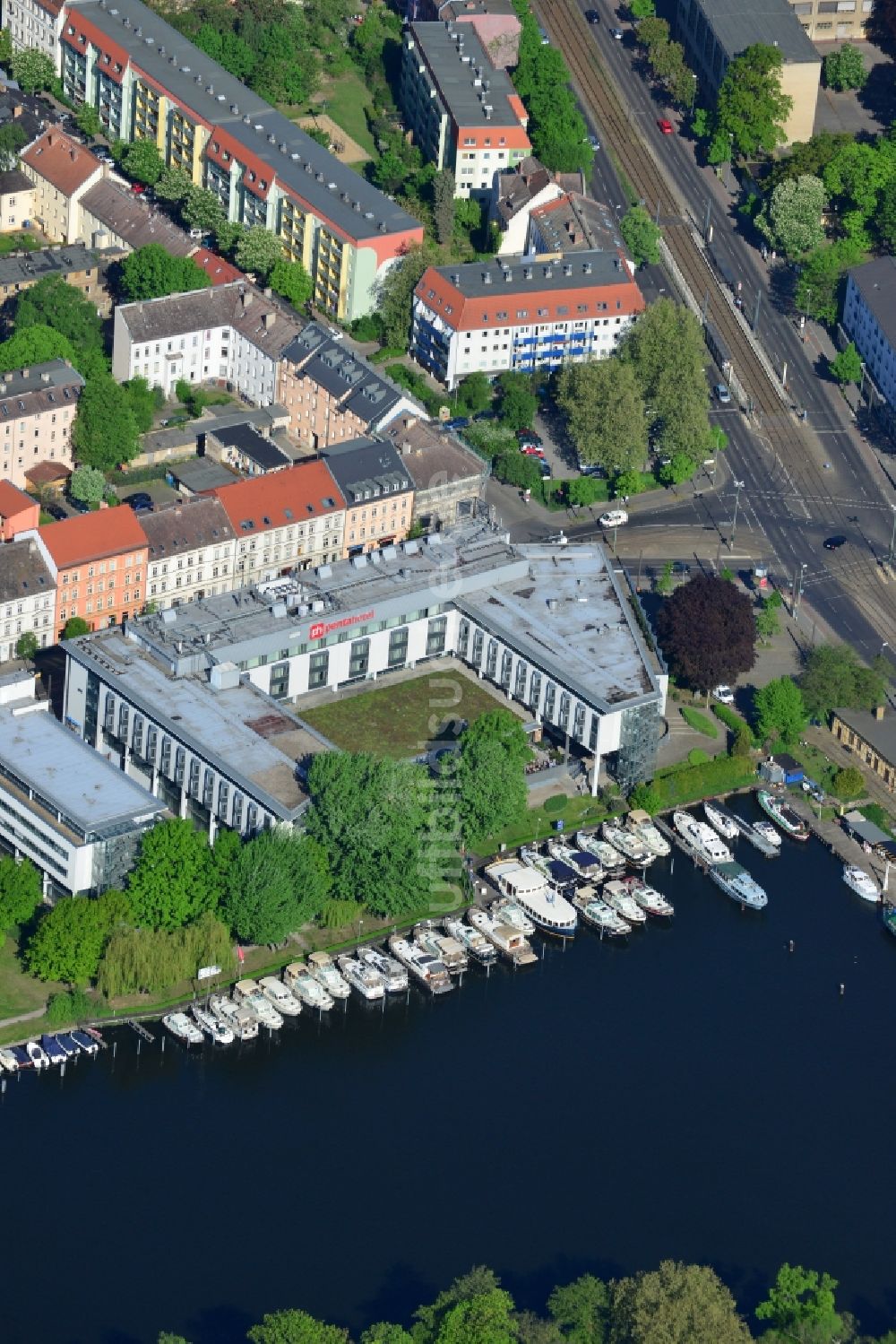 Berlin aus der Vogelperspektive: Gebäude und Bootsanlegestelle an der Dahme im Stadtteil Köpenick in Berlin