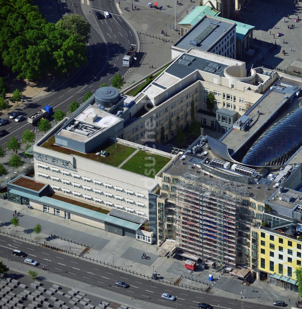 Luftaufnahme Berlin - Gebäude der Botschaft der USA am Brandenburger Tor am Pariser Platz im Ortsteil Mitte von Berlin