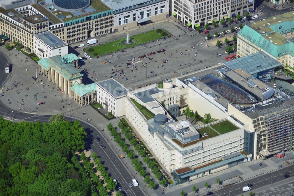 Luftbild Berlin - Gebäude der Botschaft der USA am Brandenburger Tor am Pariser Platz im Ortsteil Mitte von Berlin