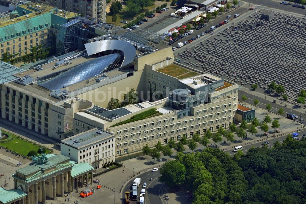 Berlin von oben - Gebäude der Botschaft der USA am Brandenburger Tor am Pariser Platz im Ortsteil Mitte von Berlin