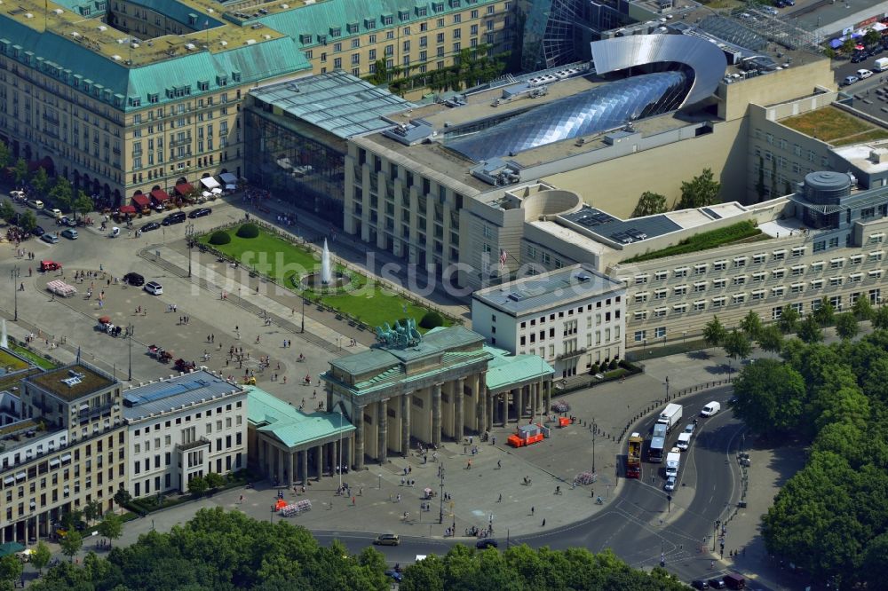 Berlin aus der Vogelperspektive: Gebäude der Botschaft der USA am Brandenburger Tor am Pariser Platz im Ortsteil Mitte von Berlin