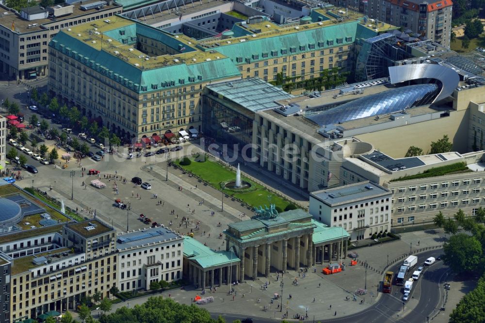 Luftaufnahme Berlin - Gebäude der Botschaft der USA am Brandenburger Tor am Pariser Platz im Ortsteil Mitte von Berlin