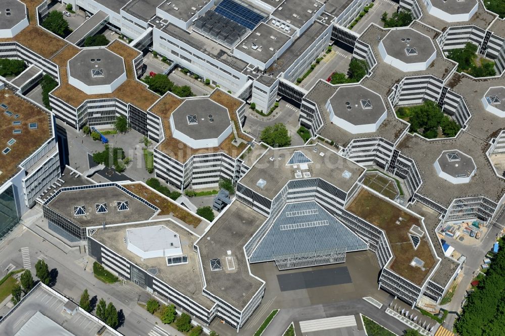 Luftaufnahme München - Gebäude und Bürokomplex FIZ Forschungs- und Innovationszentrum Nord auf dem Entwicklungscampus der BMW AG in München im Bundesland Bayern, Deutschland