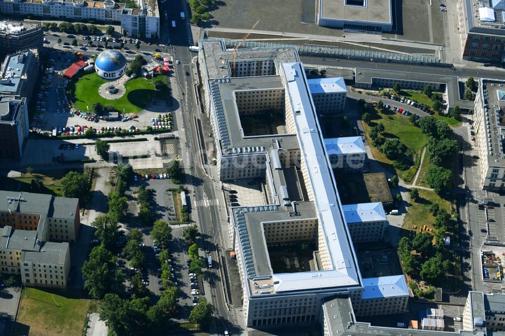 Berlin von oben - Gebäude des Bundesministerium der Finanzen / Finanzministerium an der Wilhelmstraße in Berlin - Mitte