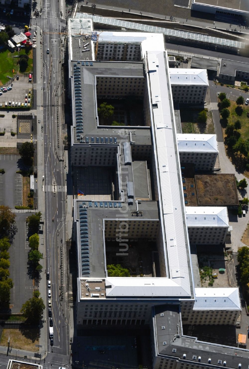 Berlin von oben - Gebäude des Bundesministerium der Finanzen / Finanzministerium an der Wilhelmstraße in Berlin - Mitte