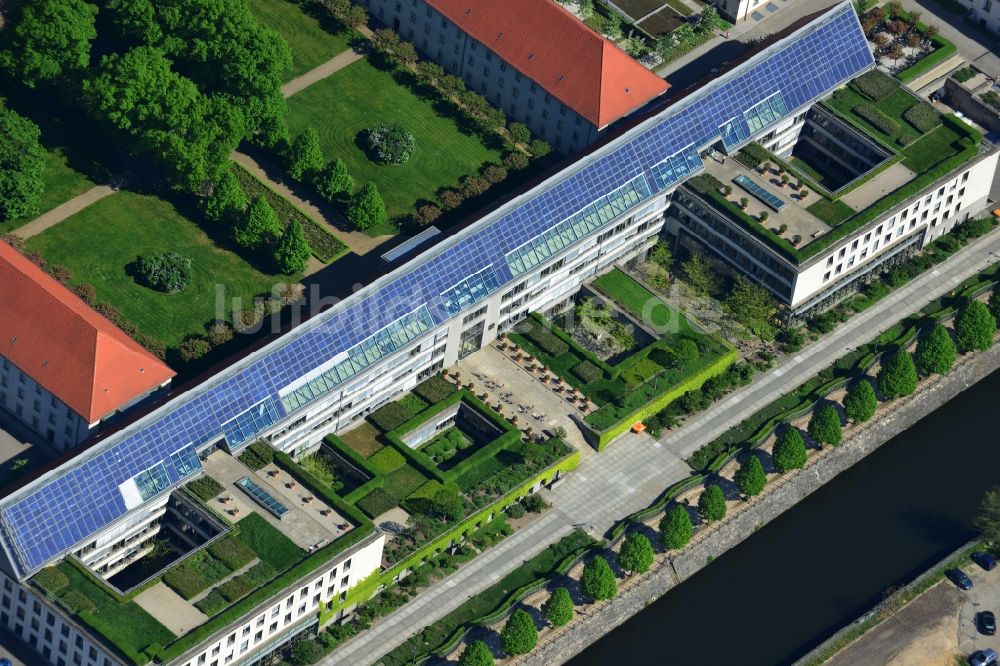 Luftaufnahme Berlin Mitte - Gebäude des Bundesministerium für Wirtschaft und Technologie am Ufer der Spree an der Invalidenstrasse in Berlin Mitte