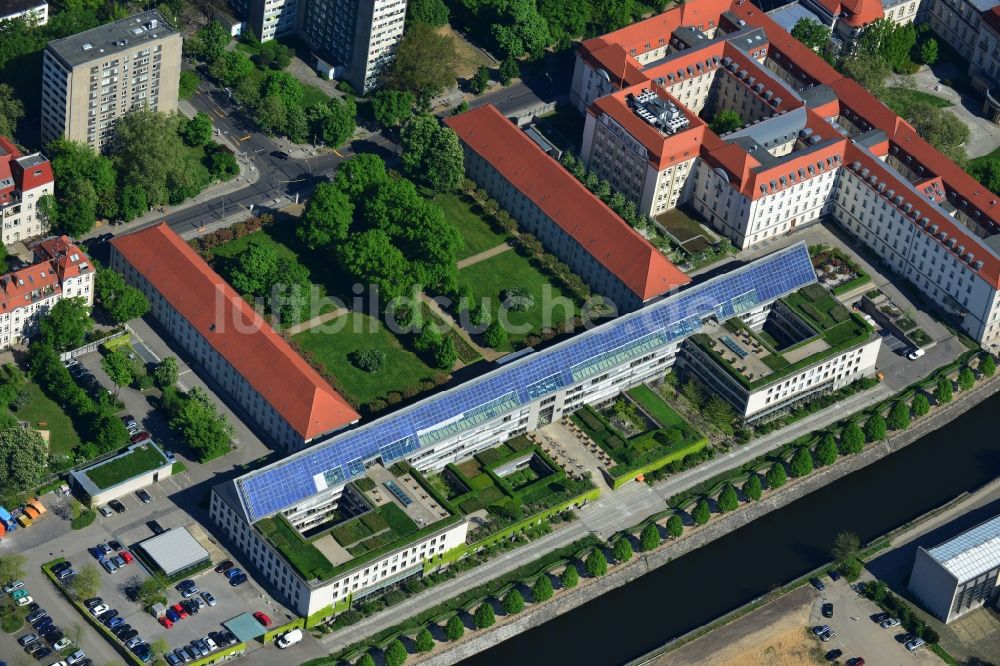 Berlin Mitte aus der Vogelperspektive: Gebäude des Bundesministerium für Wirtschaft und Technologie am Ufer der Spree an der Invalidenstrasse in Berlin Mitte