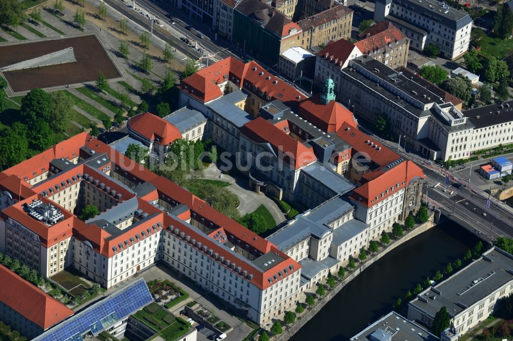 Luftaufnahme Berlin Mitte - Gebäude des Bundesministerium für Wirtschaft und Technologie am Ufer der Spree an der Invalidenstrasse in Berlin Mitte