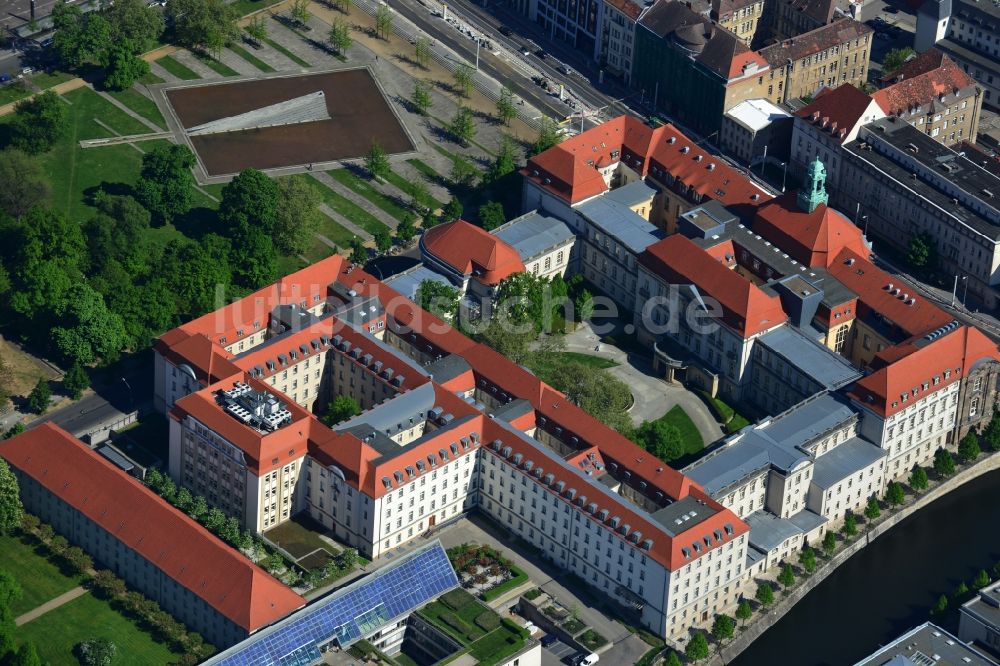 Berlin Mitte von oben - Gebäude des Bundesministerium für Wirtschaft und Technologie am Ufer der Spree an der Invalidenstrasse in Berlin Mitte