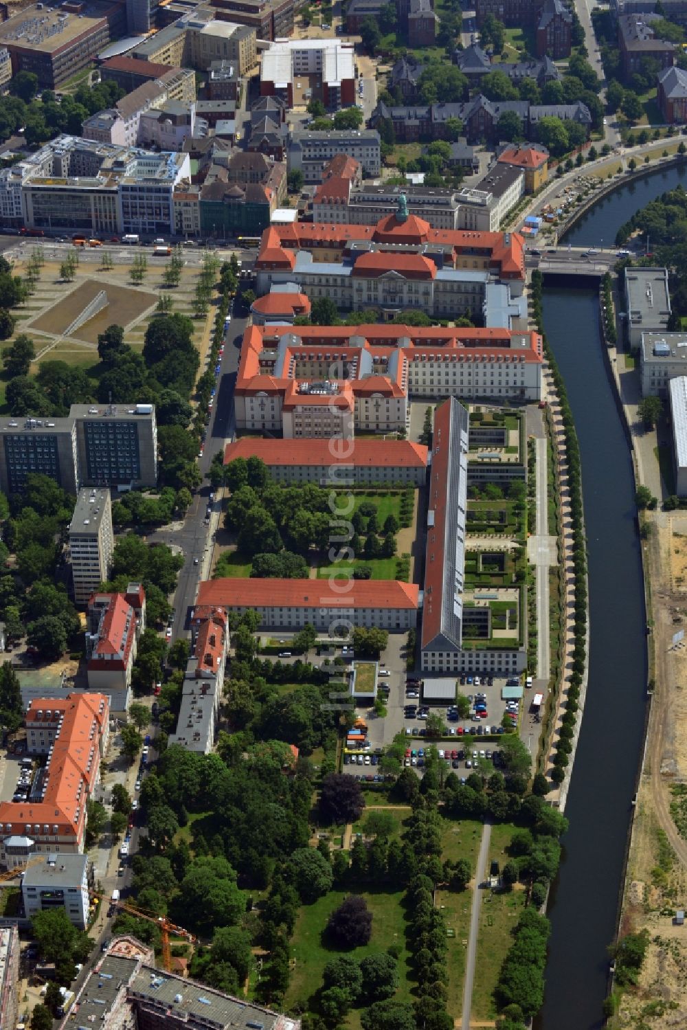 Berlin Mitte aus der Vogelperspektive: Gebäude des Bundesministerium für Wirtschaft und Technologie am Ufer der Spree an der Invalidenstrasse in Berlin Mitte