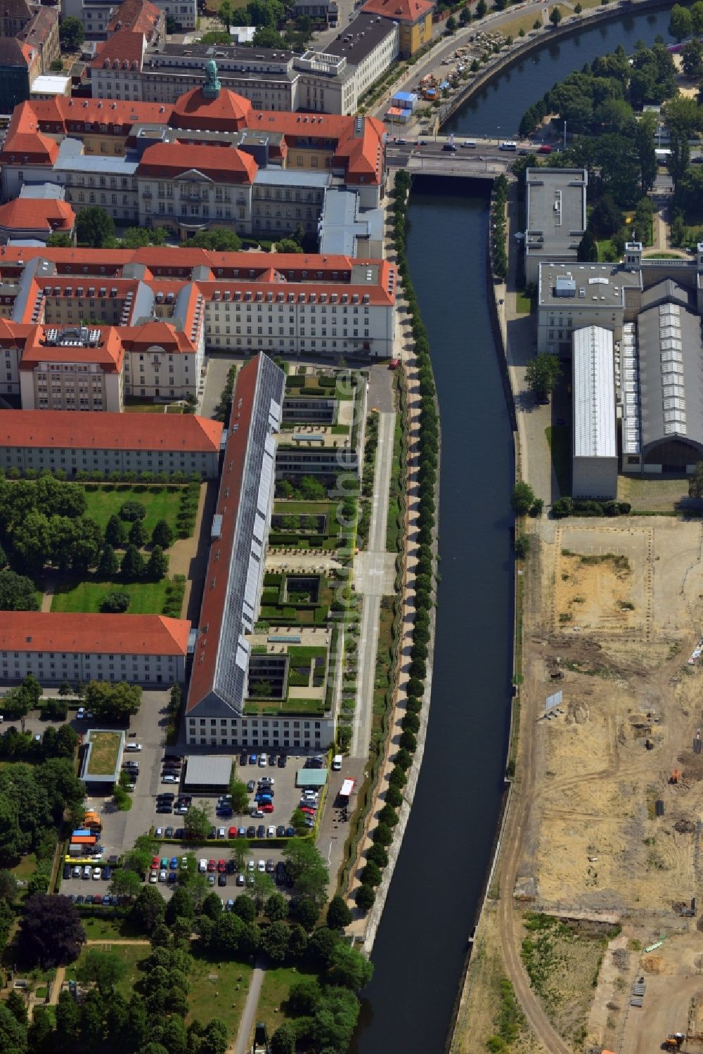 Luftbild Berlin Mitte - Gebäude des Bundesministerium für Wirtschaft und Technologie am Ufer der Spree an der Invalidenstrasse in Berlin Mitte