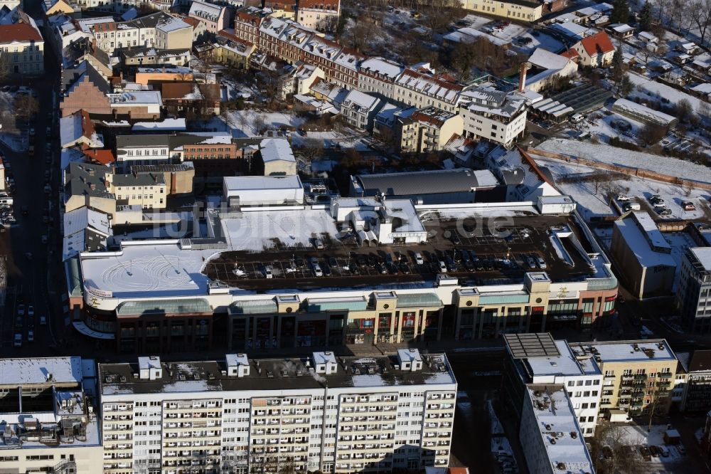 Luftaufnahme Brandenburg an der Havel - Gebäude und Dach des Einkaufszentrums Sankt Annen Galerie in der winterlich schneebedeckten Innenstadt von Brandenburg an der Havel im Bundesland Brandenburg